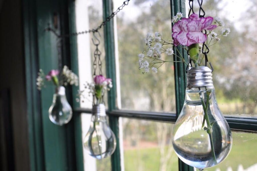Vas bunga dari bohlam juga dapat memperindah tatanan rumahmu jika digantung di jendela atau di tembok.