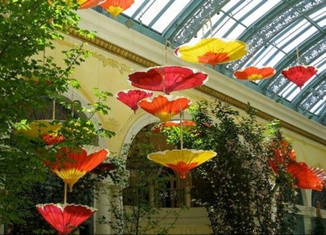 Payung dengan motif bungan ini menjadi hiasan atap acara perayaan musim semi di  Bellagio.