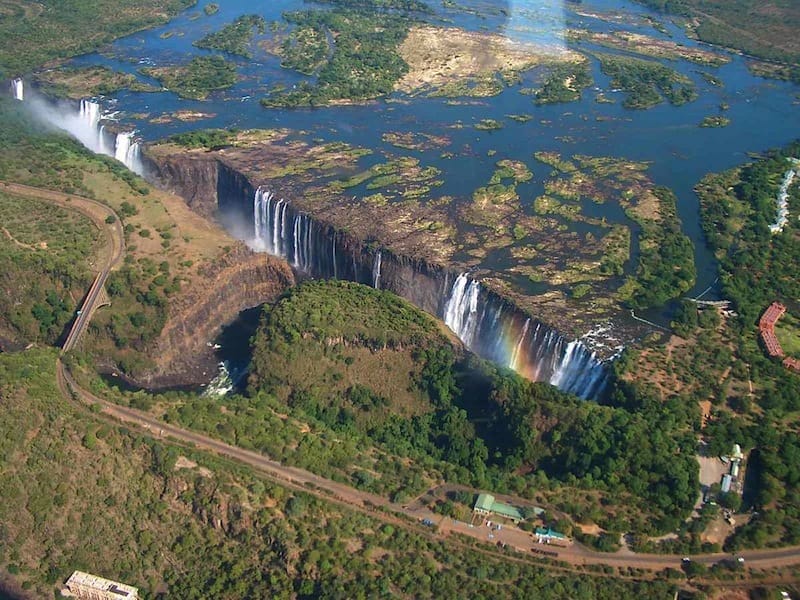 Air terjun Victoria merupakan air terjun terbesar di dunia. Lebarnya 1.708 m dan tingginya 108 m. Sekitar 600 juta liter kubik air jatuh ke tanah setiap menit dari air terjun ini.