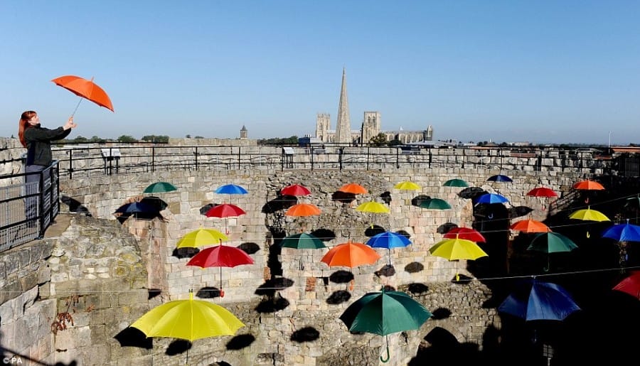 Louise Wyatt, situs budaya di Inggris  tampak menjadi latar belakang sebuah instalasi payung yang bernama Umbrella Sky.