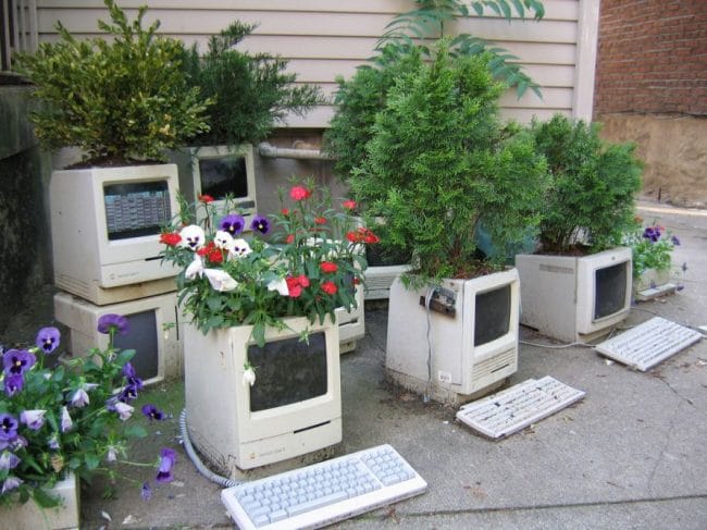 Komputer rusak ini menjadi pot bunga sehingga sampah elektronik dapat diminimalisir.
