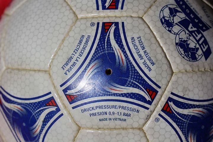 Bola ini dibuat di Vietnam untuk piala dunia 1998 di Perancis. / worldcupball.info