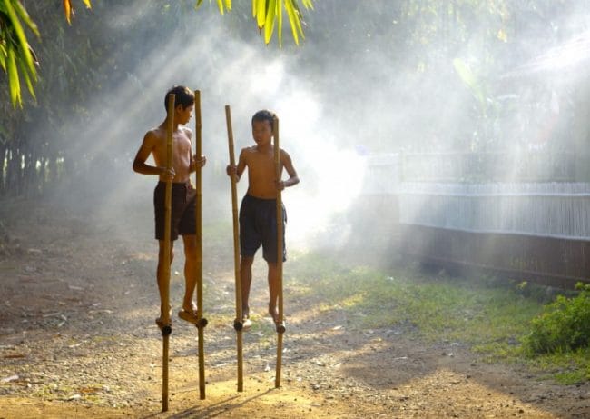 Permainan ini menggunakan batang kayu yang diberi pijakan bagi kaki. Pemain egrang harus mampu menjaga keseimbangan tubuhnya.