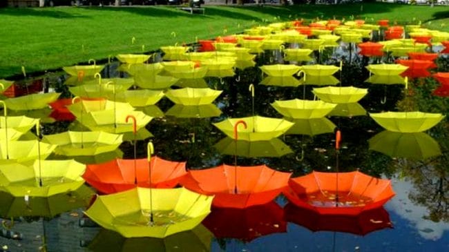 Payung mengapung ini adalah karya seniman Luke Jerram. Lebih dari 1.000 payung mengapung di sebuah sungai di Rotterdam.