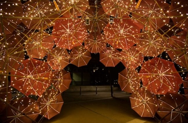 Instalasi payung ini adalah karya seniman Australia, Anna Meister.
