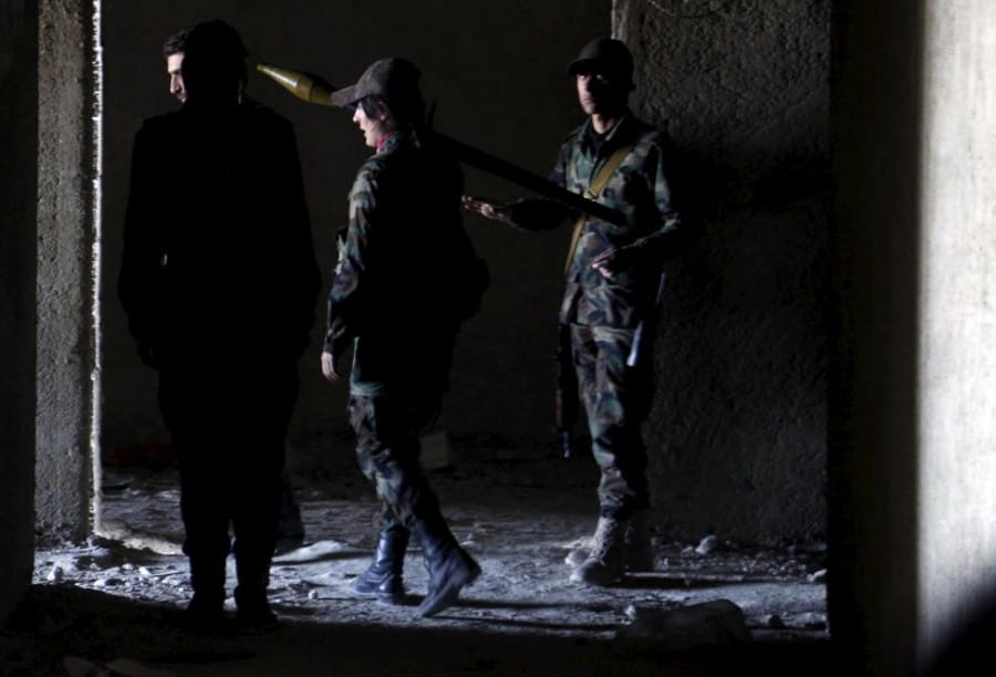 Aksi Para Tentara Cantik dari Suriah siap meunlurkan serangan.