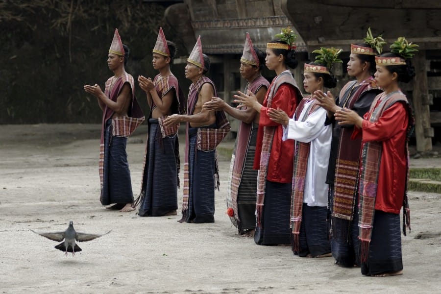 Suku Batak masih memegang kuat agama dari nenek moyang. Suku Batak masih memegang kuat agamanya sendiri.