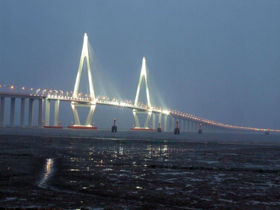 Hangzhou Bay Bridge indah di malam hari