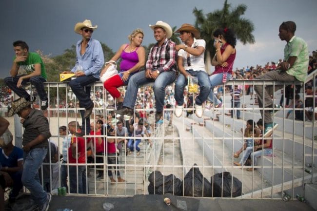 Penonton Asyik Menyaksikan Rodeo