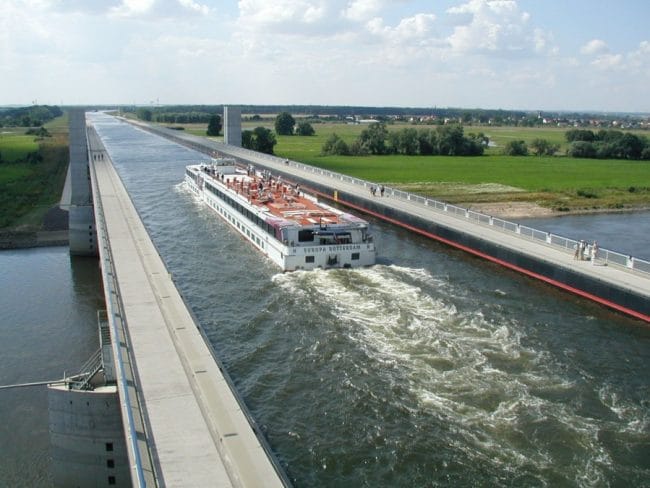 Salah satu kapal yang melintas di Magdeburg Water Bridge