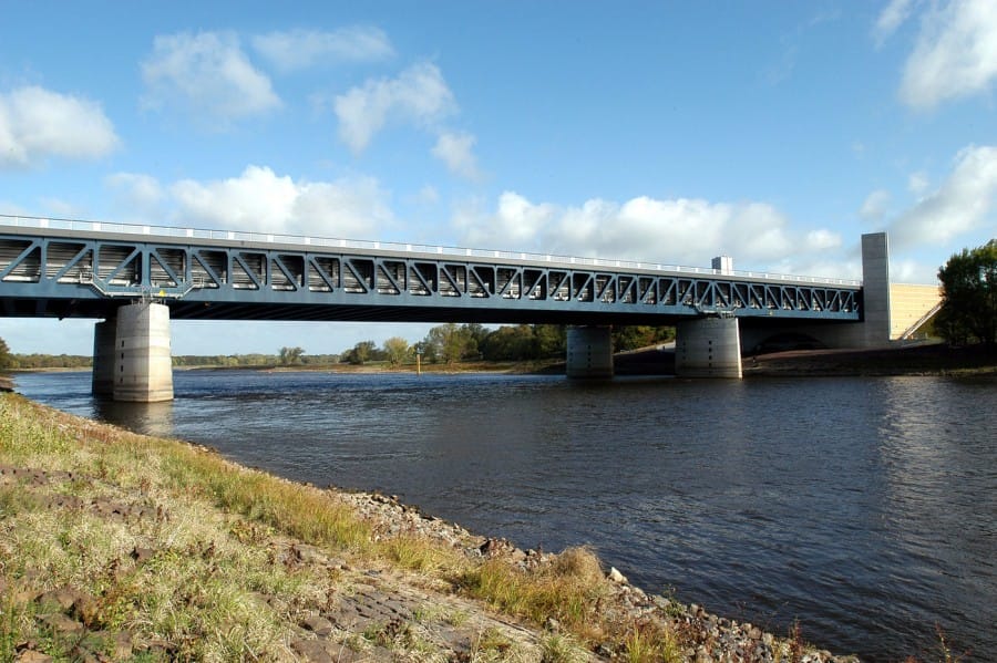 Magdeburg Water Bridge dilihat dari samping