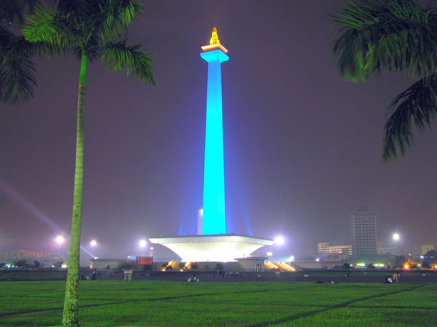 Monas dan Pohon Kelapa