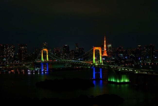 Keindahan Rainbow Bridge di malam hari