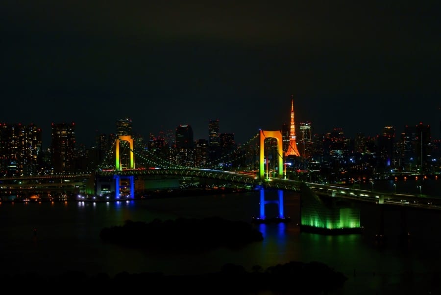 Keindahan Rainbow Bridge di malam hari