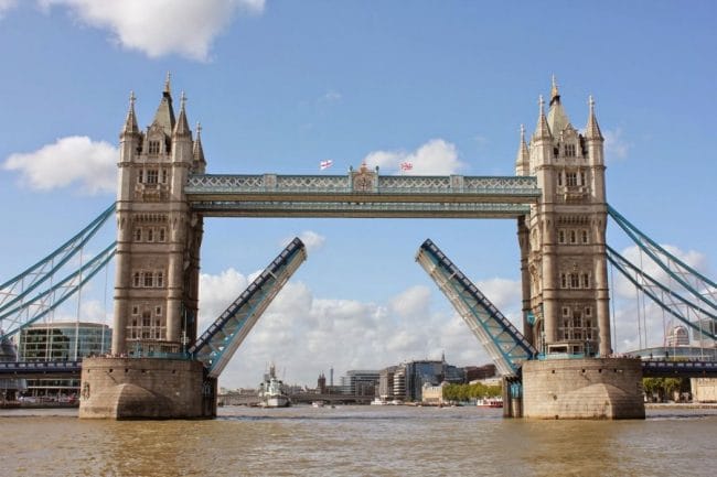 Jembatan Tower Bridge sedang terbuka