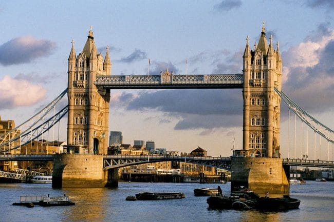 Tower Bridge di sore hari