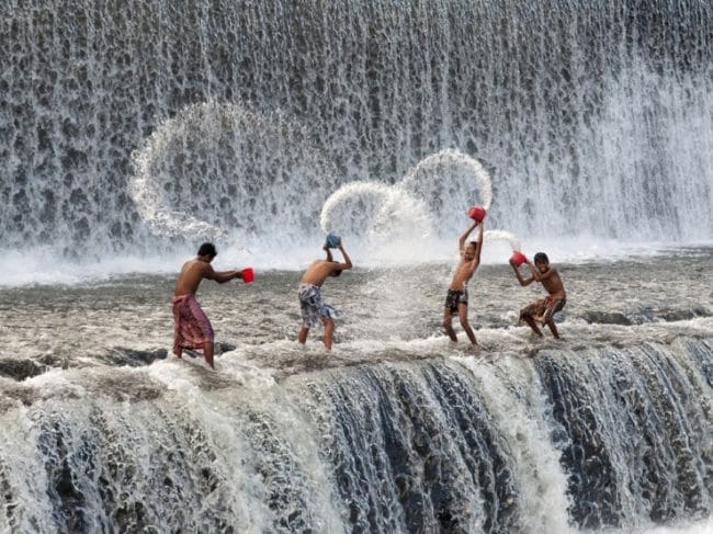 Tampak remaja bersarung sedang bermain air Fotografer: Lisa Hendrawan