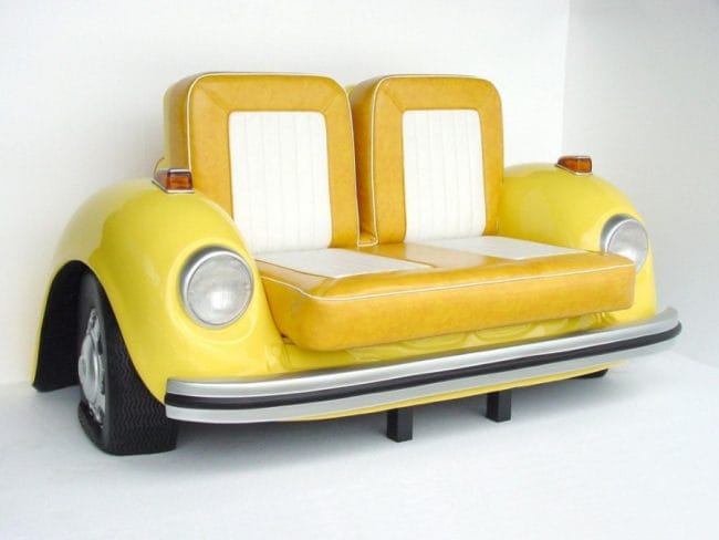 Kursi kuning berbentuk mobil