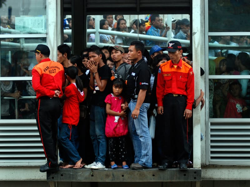 Halte busway penuh sesak oleh antrian manusia