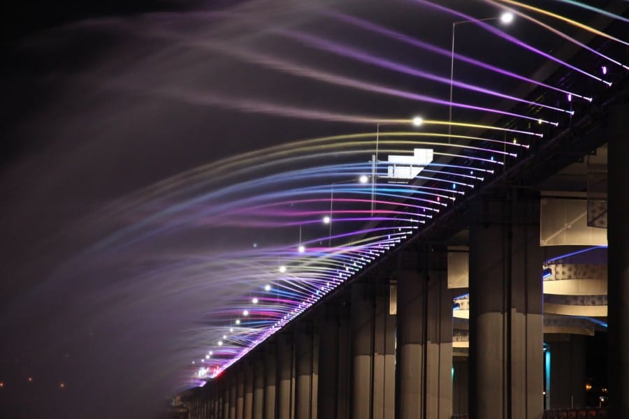 Pertunjukan Banpo Bridge Rainbow Fountain di malam hari