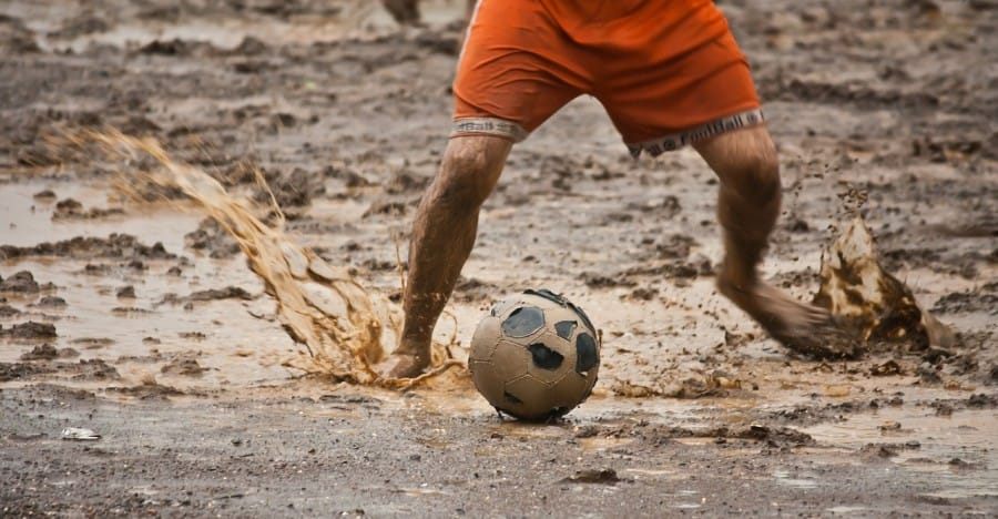 India Bermain bola tanpa alas kaki