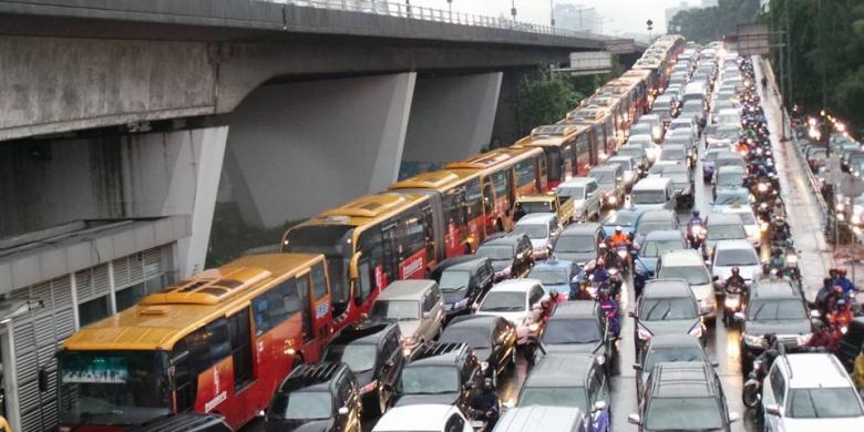 Busway juga bisa kena macet