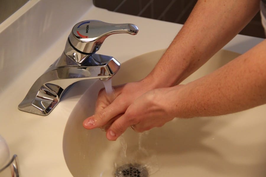 Mencuci Kedua Tangan