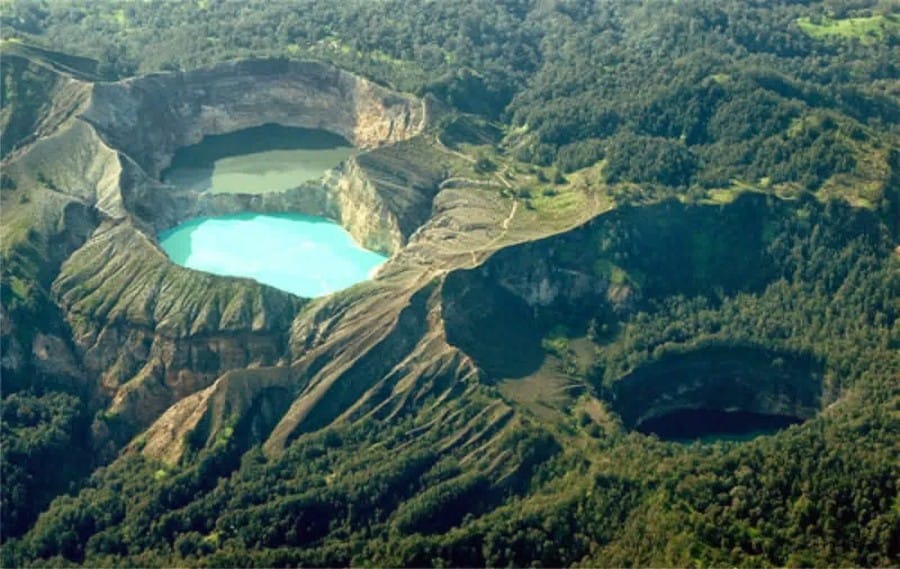 Gunung Kelimutu