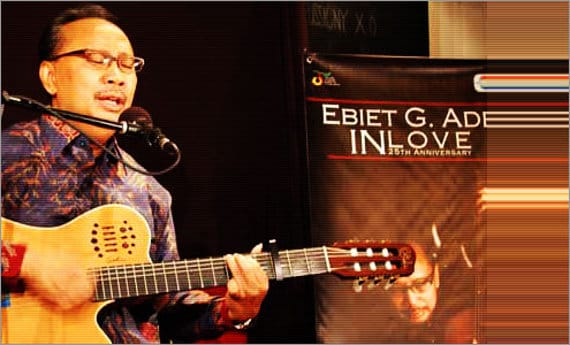 Ebiet G. Ade bernyanyi