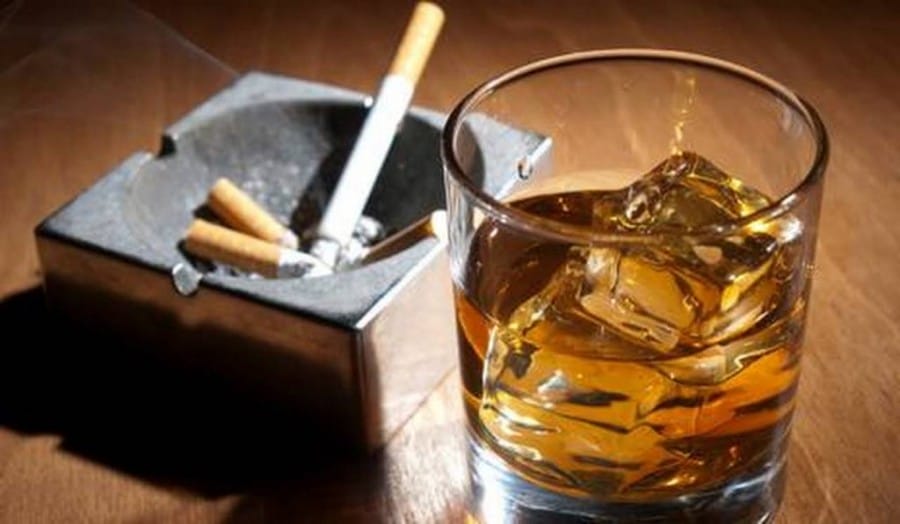Tembakau dan alkohol dapat menyebabkan bau mulut