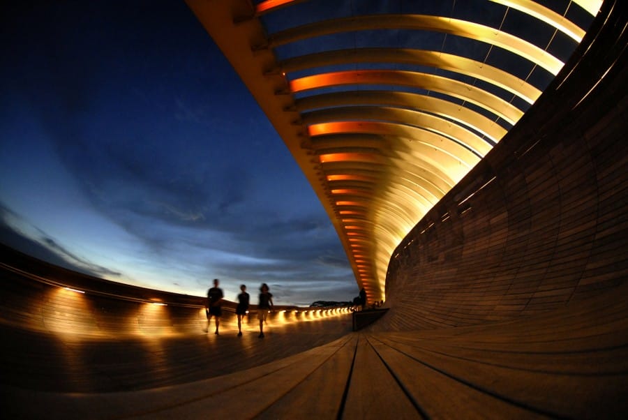 Lari sore di jembatan Henderson Waves