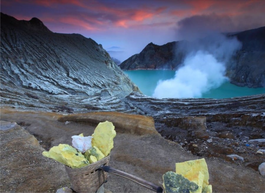 Keindahan Kawah di Gunung Ijen