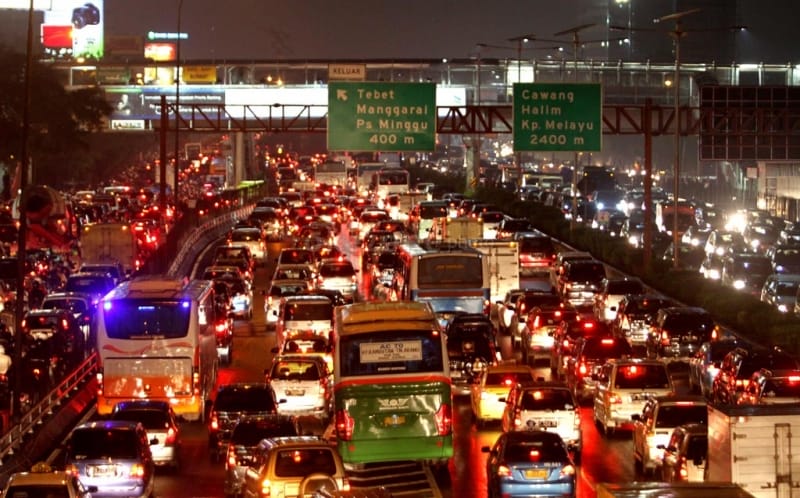 Suasana kemacetan Jakarta saat malam hari
