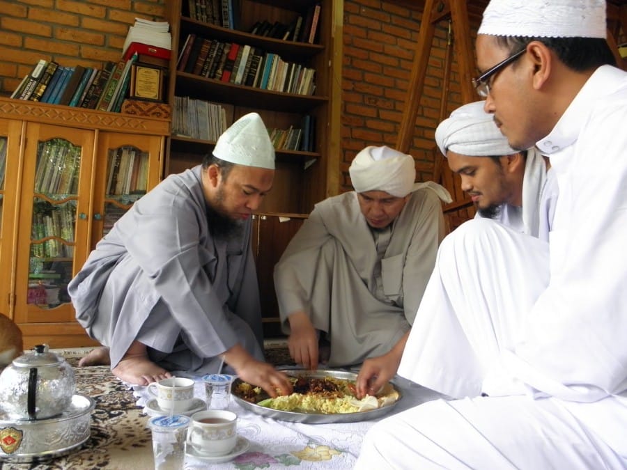 Makan tidak bersandar