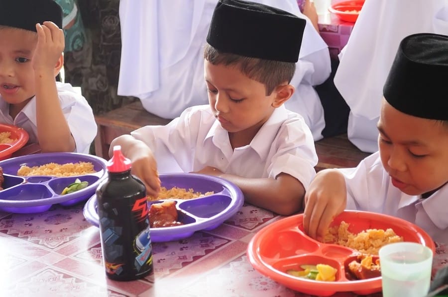 Makan dengan tangan kanan