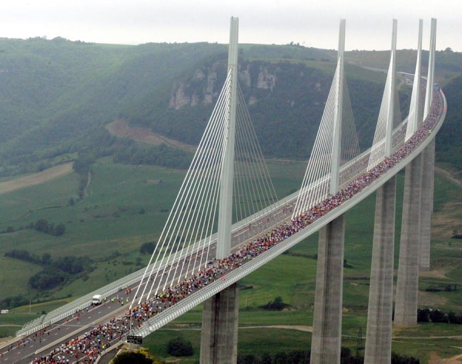 Keindahan Millau Viaduct Bridge