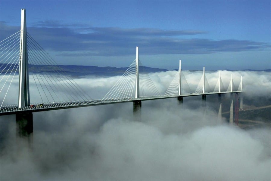 Millau Viaduct Bridge berada diselimuti awan