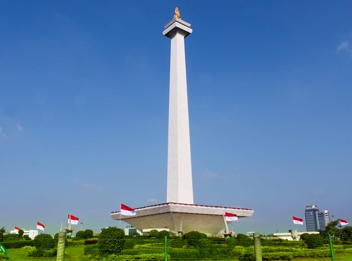 Monas dan bendera merah putih