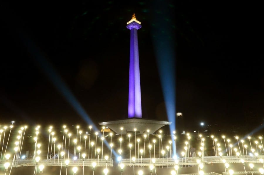 Monas dan lampu Phillips