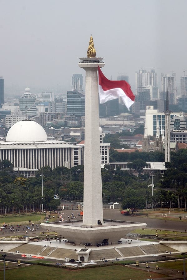 Bendera Merah Putih di tiang Monas