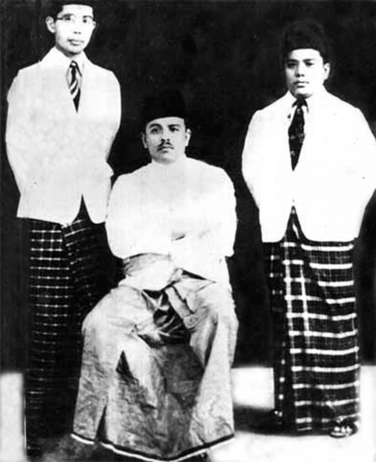 Tiga orang politisi, M. Natsir, Hamka (duduk) dan Anshary