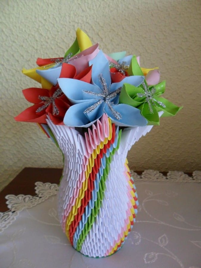 Origami bunga warna-warni dalam vas yang cantik