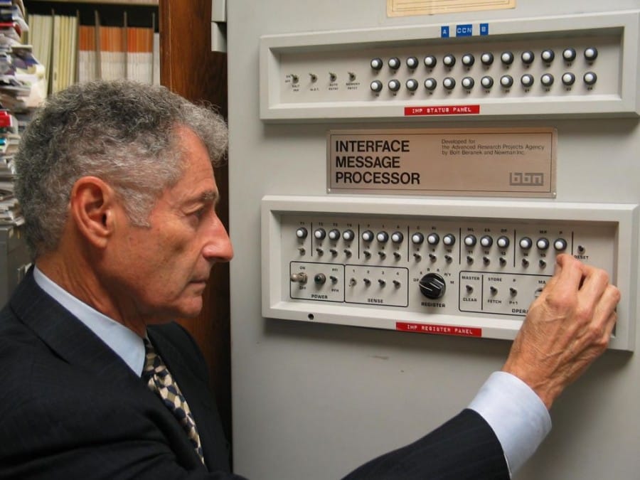 Teori matematis untuk teknologi packet switching kemudian dikembangkan oleh Leonard Kleinrock