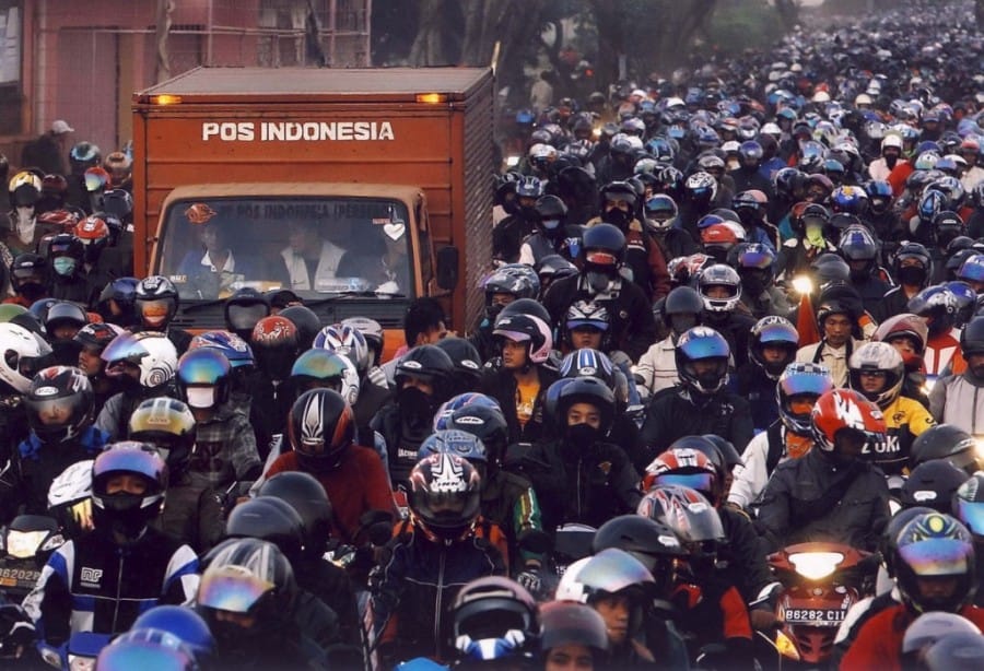 Pak Pos terjebak macet di antara para pengendara motor