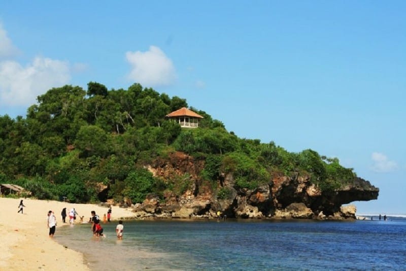 Pantai Sundak di desa Sidoharjo, Tepus, Gunungkidul, Yogyakarta, Indonesia