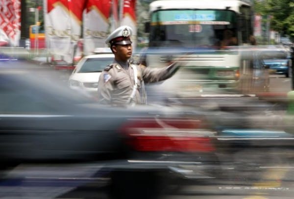 Pak Polisi sedang mengatur lalu lintas