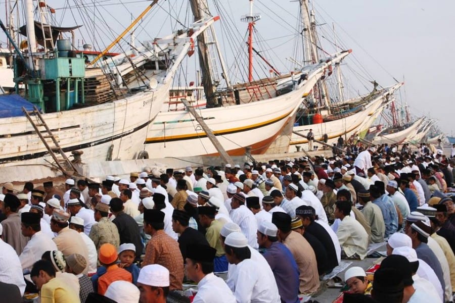 sholat ied di pelabuhan tanjung priok