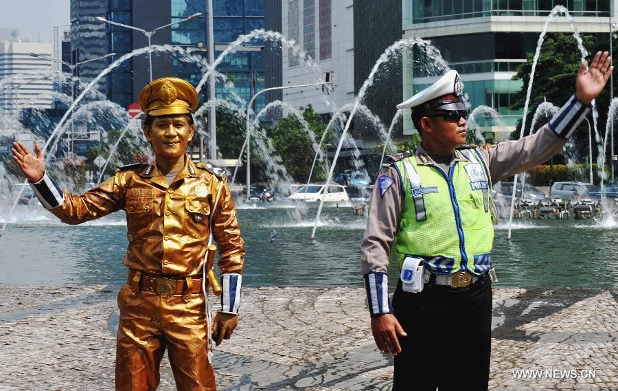 Dua polisi ini menyapa ramah para pengendara