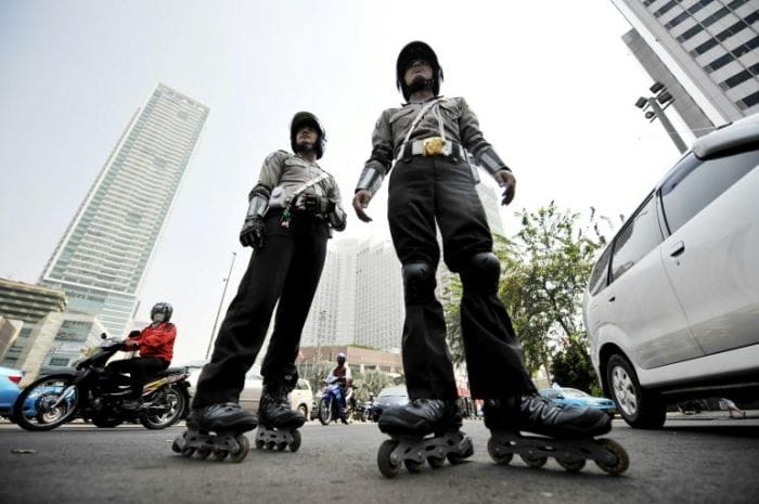 Polisi bersepatu roda sedang patroli di jalan