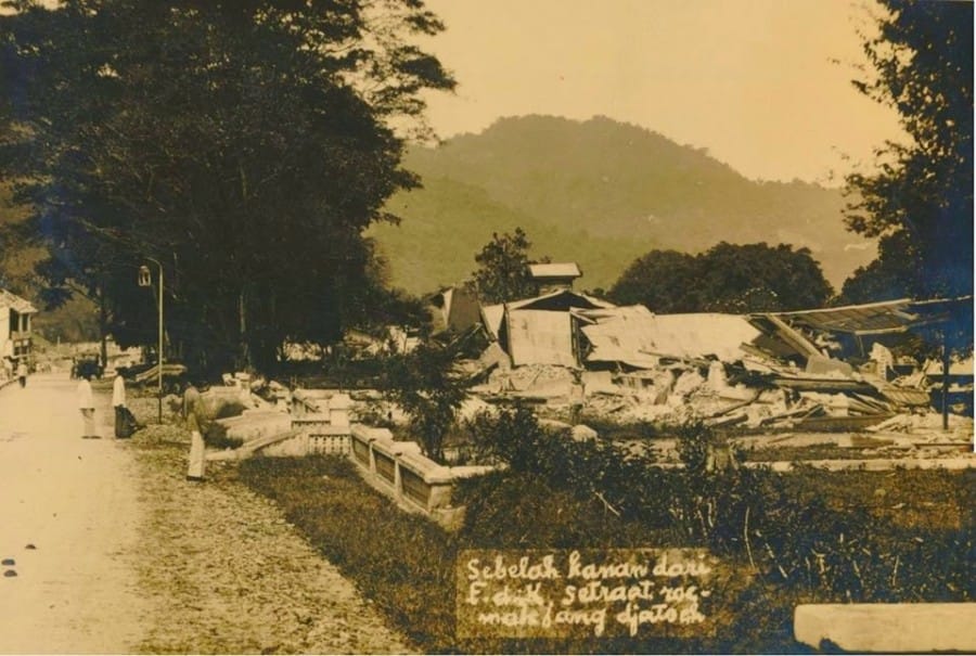 (1926) Reruntuhan di Padang Panjang akibat gempa 